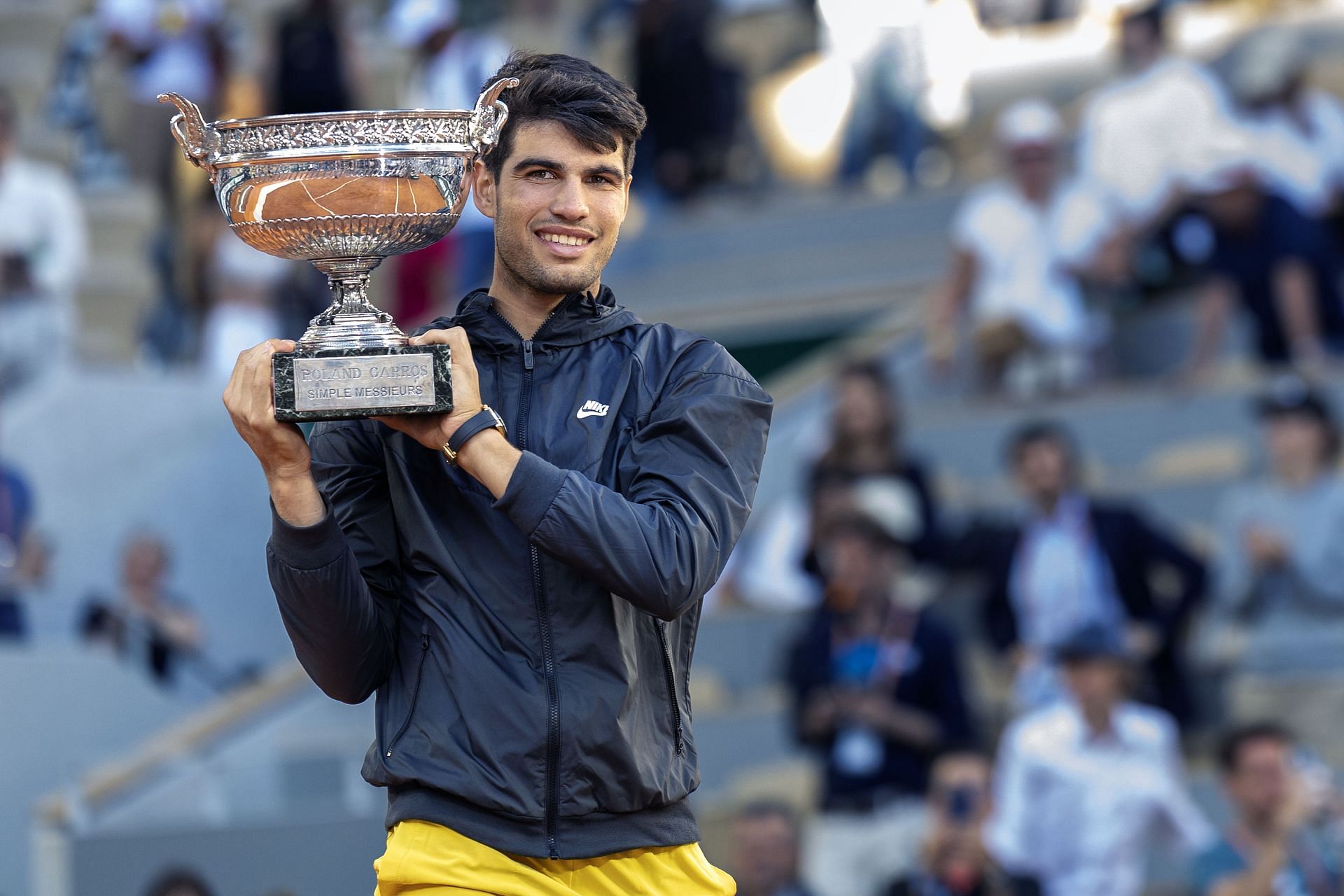 Carlos Alcaraz poses with the 2024 French Open title | Image Source: Getty